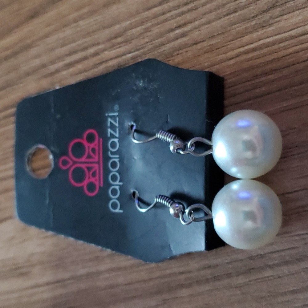 Paparazzi pearl earrings